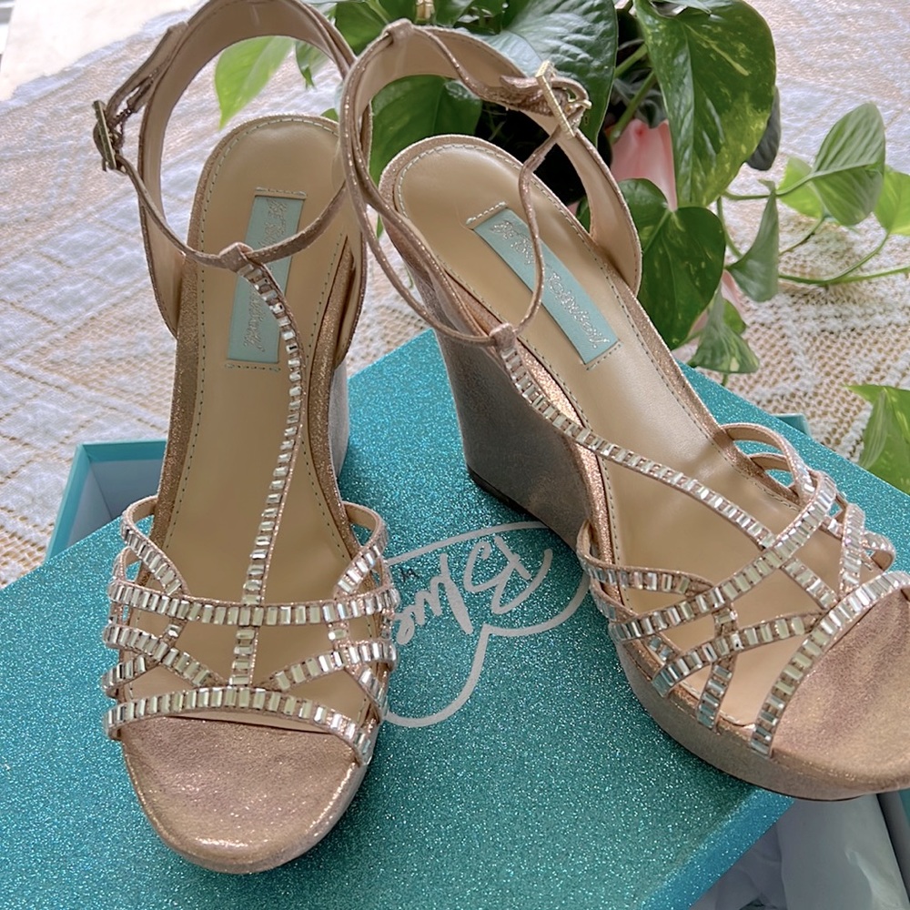 Betsy Johnson Wedge